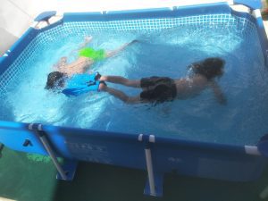 Lee más sobre el artículo ¿Puedo poner una piscina desmontable o hinchable en mi terraza o en mi azotea?