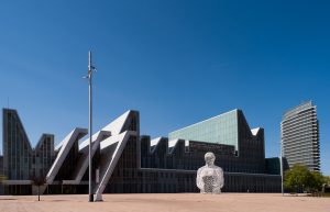 Palacio de Congresos de Zaragoza junto a la escultura "Alma del Ebro" de Jaume Plensa / David Asensio