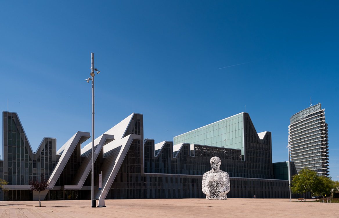 Palacio de Congresos de Zaragoza junto a la escultura "Alma del Ebro" de Jaume Plensa / David Asensio