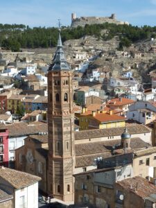 Torre e iglesia de San Andrés. Arriba, el Castillo Mayor (Foto J.M. Pinilla)