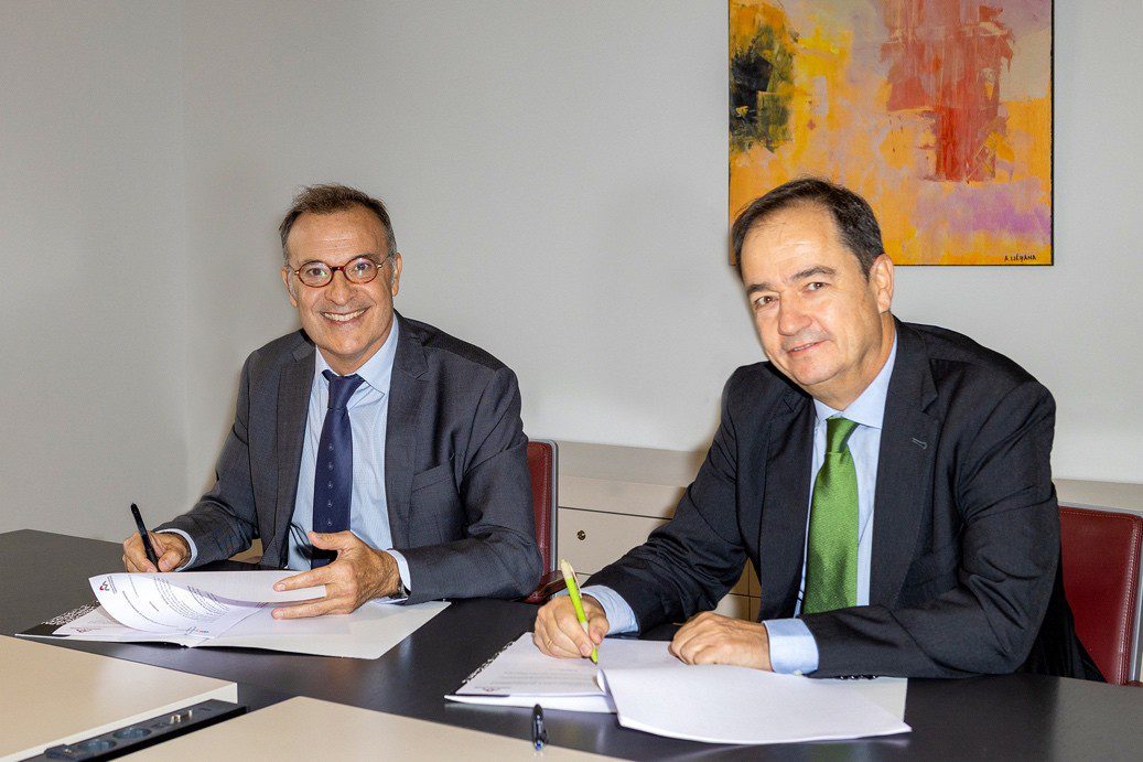 Firma convenio COAATZ e IBERDROLA