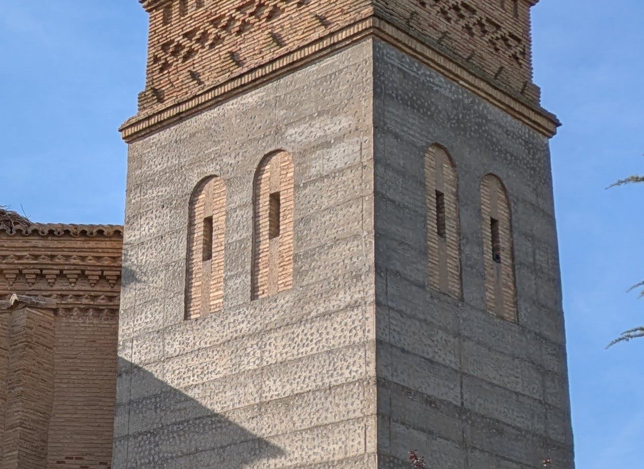 Arcos cegados de nueva factura, muro de hormigón y picado de la superficie para favorecer la adherencia del posterior revestimiento