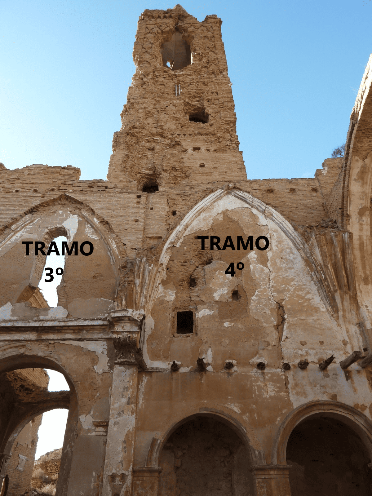 Posición de la torre respecto a los tramos tercero y cuarto de la iglesia, vista desde el interior de esta