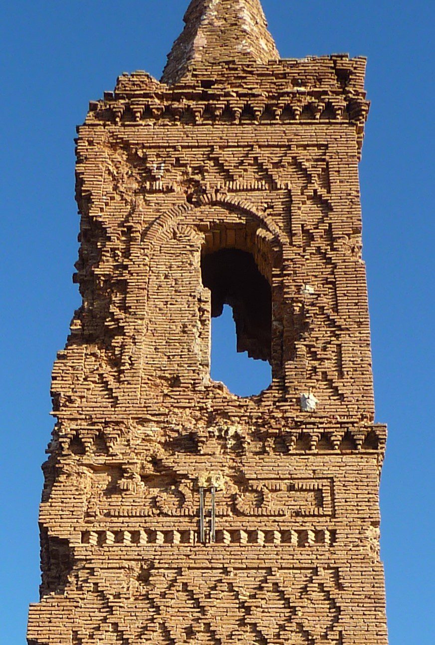 Detalle de la parte superior. arquillos cobijados bajo otro gran arco.